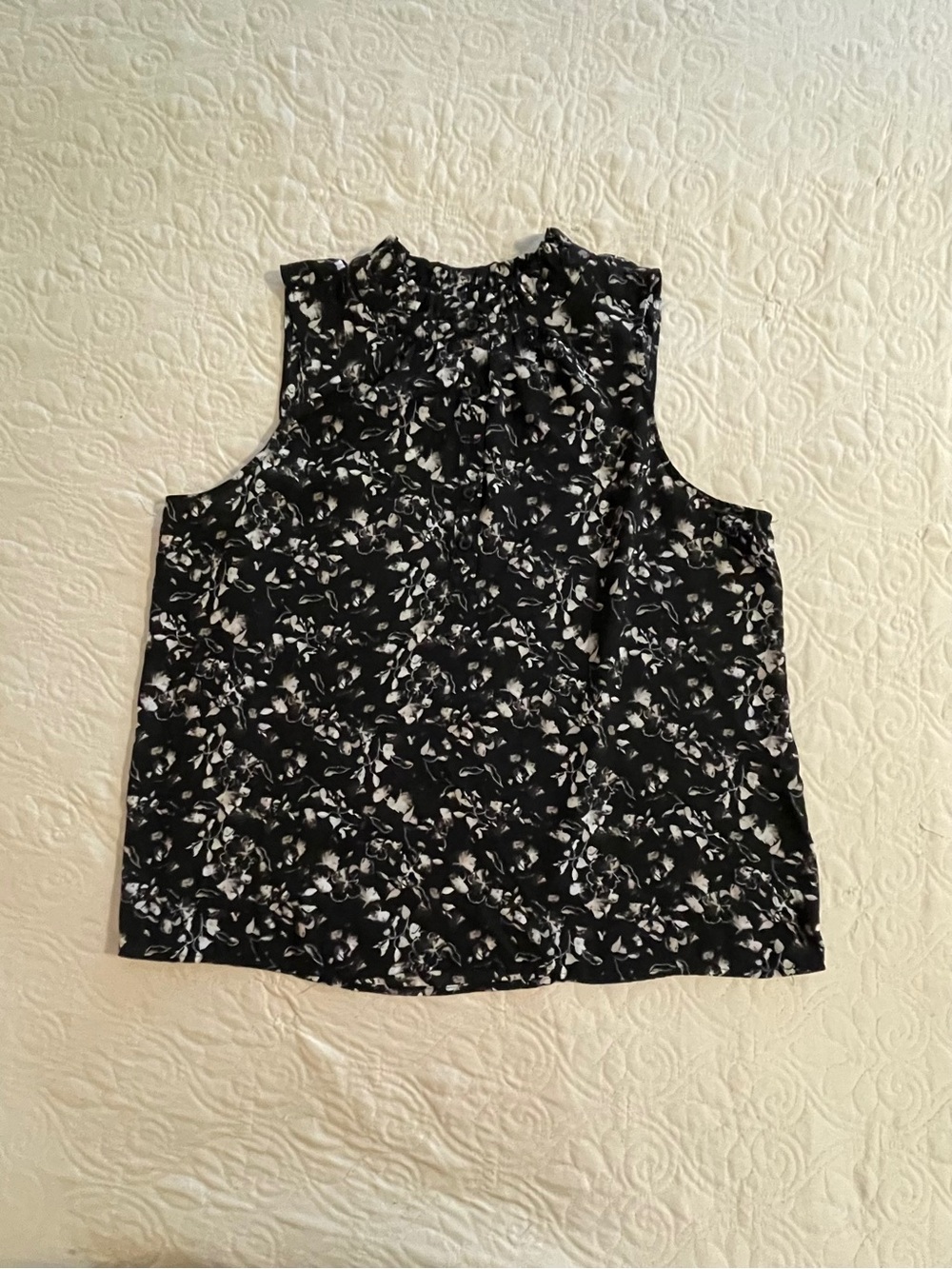 Simply Vera Vera Wang Black Floral Sleeveless Ruffle Neck Top